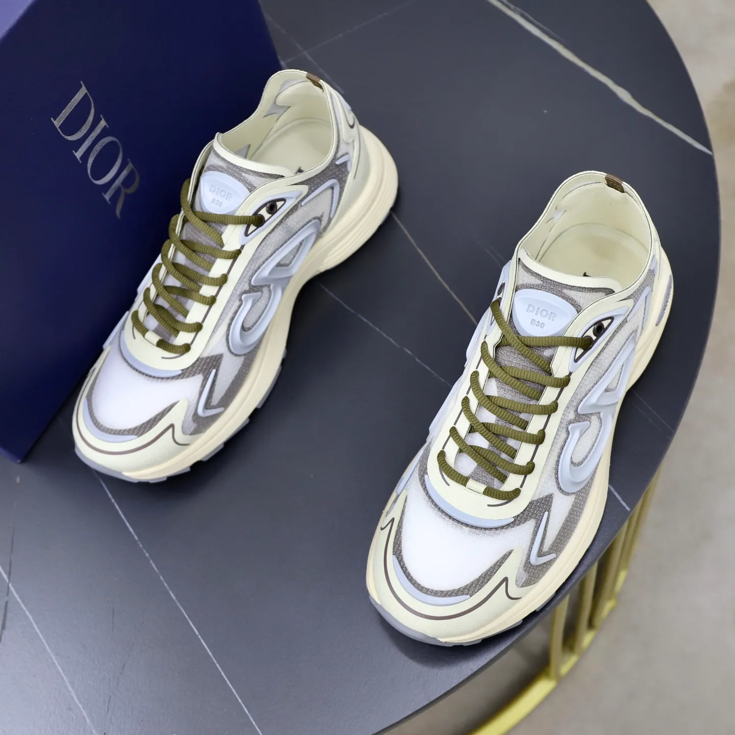 Ex-factory price: 560💰DIOR#B30 COUNTDOWN TECH shoes 1. Inspired by lighter running shoes this season 2. Made of multi-layer transparent nylon upper, futuristic 3. CD30 rubber logo on the tongue/heel to highlight the brand style 4. Equipped with ultra-light foam midsole for the ultimate comfortable wearing experience 5. The entire series uses WELDED (seamless bonding) technology to ensure durability and lightness 6. Full size dopamine color matching, 39-45 (38, 46 customized)